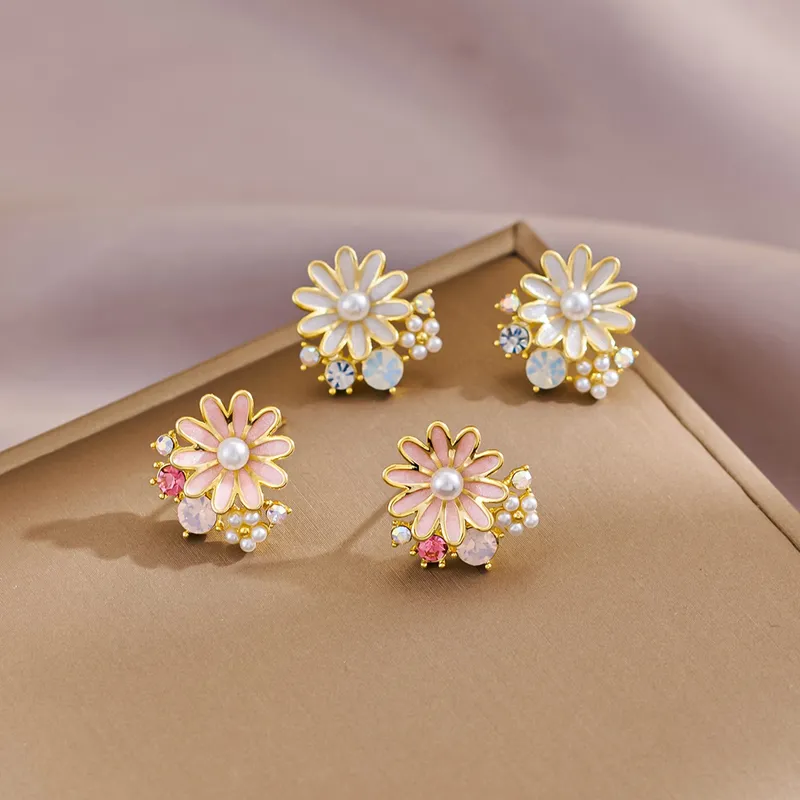 Daisy Pearl Ear Studs