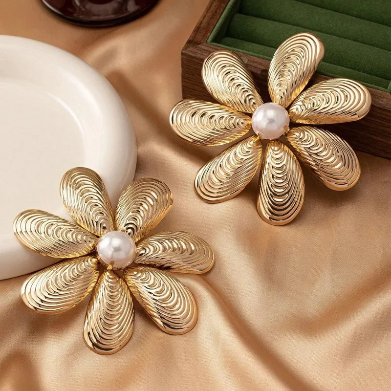 Elegant Retro Flower Plating Metal Ear Studs
